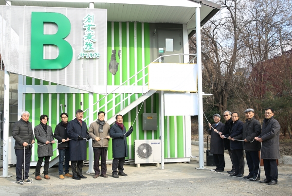 20일 한남대 창업마실 B동 2층에 문을 연 창업연구소 개소식에는 이덕훈 총장과 교내 창업분야 관계자들이 다수 참석해 현판식을 가졌다.