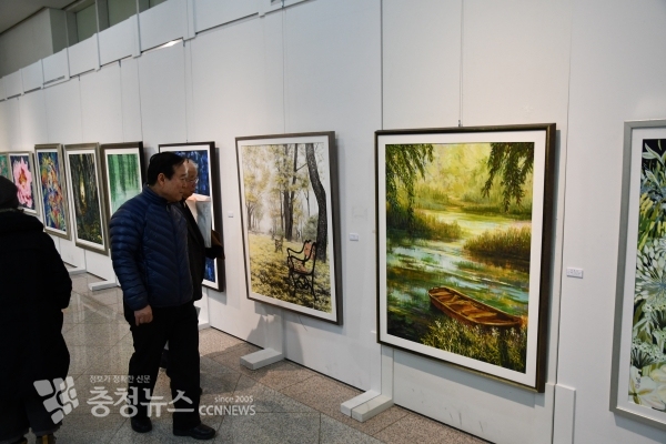 시민들이 작품을 감상하고 있는 모습.