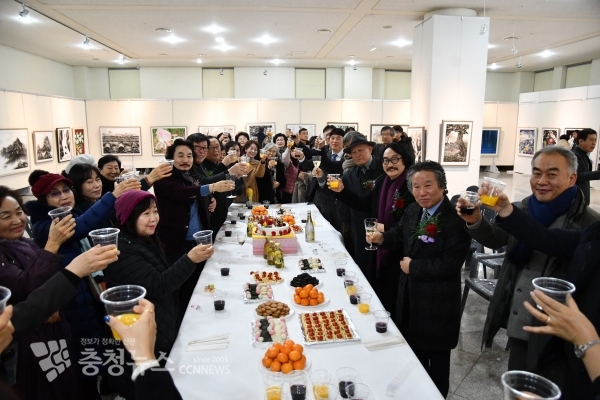 소석회 회원들이 전시회 개최를 축하하고 있다.