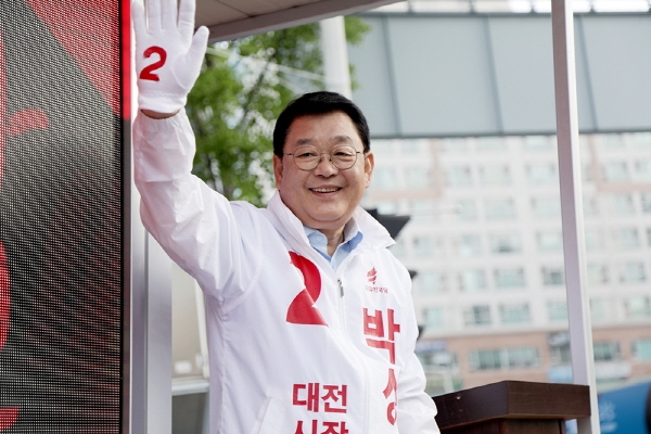 지난 지방선거 대전시장후보로 나선 한국당 유성갑 박성효 위원장