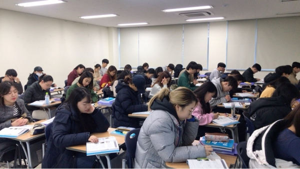 23일부터 대학 미래창조관 강의실에서 운영되고 있는 집중영어특강을 듣고 있는 배재대 학생들.