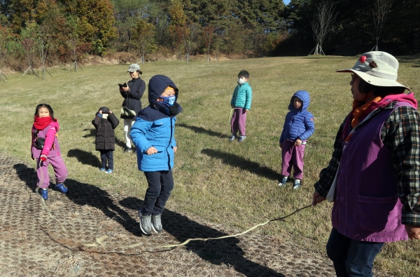 세종시 연기면 세종리 무궁화유아숲체험원에서 유아들이 덩굴줄넘기를 하고 있다.
