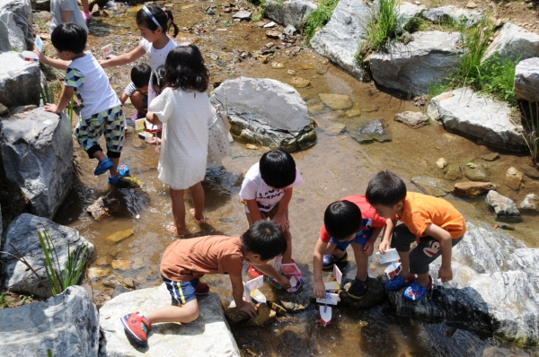 환경분야 수상(실개천에서 노는 아이들)
