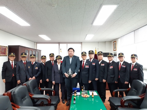 손희역 대전시의원이 26일 대한민국무공수훈자회로부터 감사패를 받고 기념촬영을 하고 있다.