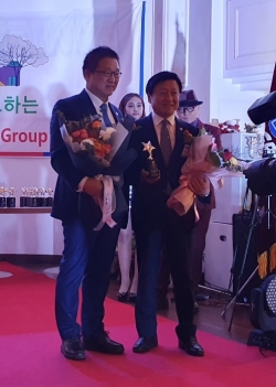 윤용대 시의원(우측)이 26일 ‘2019 K-POP 브랜드 한류문화대상 시상식’에서 사회봉사대상을 수상한 뒤 기념 촬영을 하고 있다.