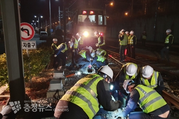 27일 밤 불시 비상대응훈련에 참가한 도시철도공사 직원들이 탈선한 전동차를 복구하고 있다.