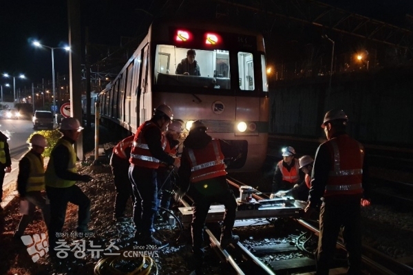 불시 비상대응훈련 중 도시철도공사 직원들이 탈선한 전동차 복구를 위해 선로 궤간을 측정하고 있다.