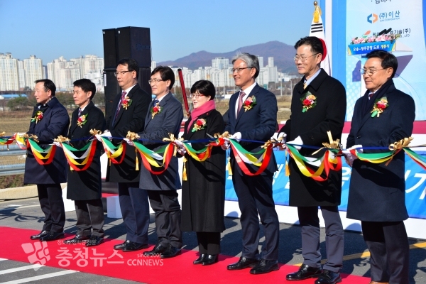 20일 청주시 흥덕구 오송 1교차로에서 김진숙 행복청장과 도종환 국회의원, 장선배 충북도의장, 이장섭 충북도정무부지사, 김항섭 청주시부시장 등이 ‘오송~청주공항 연결도로 개통식’에서 테이프커팅을 하고 있다.