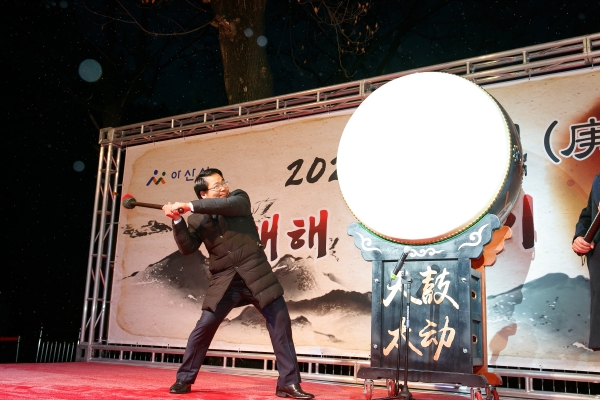 아산시민의 건강, 재물, 행복을 염원하는 해오름 타고를 하는 오세현 아산시장