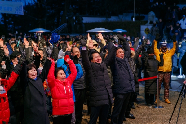 오치석 대한노인회 아산시지회장의 선창으로 대한민국과 아산시, 아산시민을 위한 만세삼창
