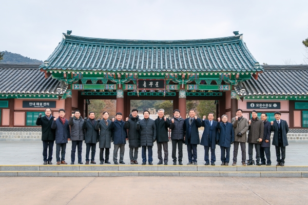 이 충무공의 정신을 받들자는 의미에서 충무문 앞에서 기념촬영하는 오세현 아산시장과 시청 간부들