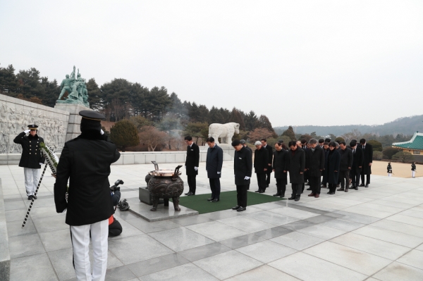 2일 오전 국립 한밭대학교 최병욱 총장 이하 보직교수, 학생대표, 직원대표 등이 국립대전현충원을 찾아 참배식을 갖고 있다.(사진 앞줄 중앙, 최병욱 총장)