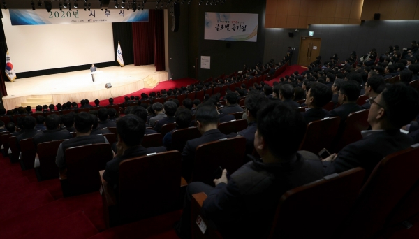 한국농어촌공사는 2일 본사 아트홀에서 시무식을 열고 농어촌 현장과 고객서비스 중심의 경영체제를 확립하고 공익적기여를 강화하겠다고 밝혔다