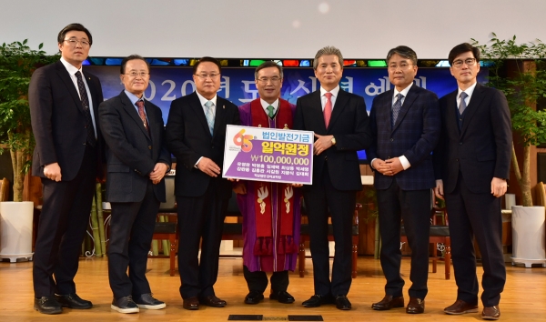 신학대학 동문 교회에서 법인발전기금을 전달하고 있다.