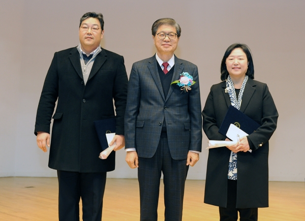 우수강의(왼쪽부터 조두용 교수, 오덕성 총장, 구혜경 교수)