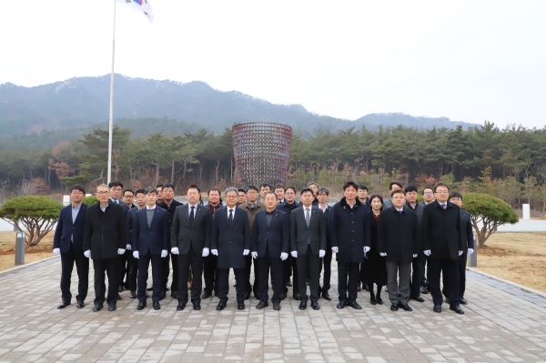 충남농협 길정섭 본부장 및 간부직원들이 홍예공원 충혼탑에 참배