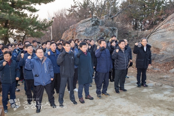 한국서부발전 김병숙 사장(우측 첫 번째)을 비롯한 임직원 및 협력업체 직원들이 안전한 발전소 운영을 위한 안전실천다짐 각오를 태안 백화산 정상에서 함께 제창하고 있다.