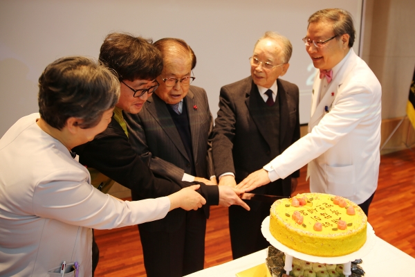 김희수 건양교육재단 설립자(가운데)와 최원준 건양대병원 의료원장(오른쪽 첫 번째)을 비롯한 병원 관계자들이 신년 맞이 케이크 절단식을 하는 모습