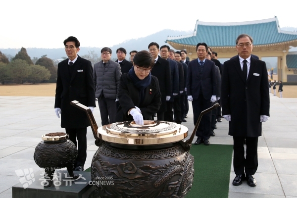 김진숙 행정중심복합도시건설청장(사진 가운데)은 3일(금) 간부들과 함께 국립대전현충원을 찾아 순국선열과 호국영령의 숭고한 희생정신을 기리는 참배를 하고 있다.