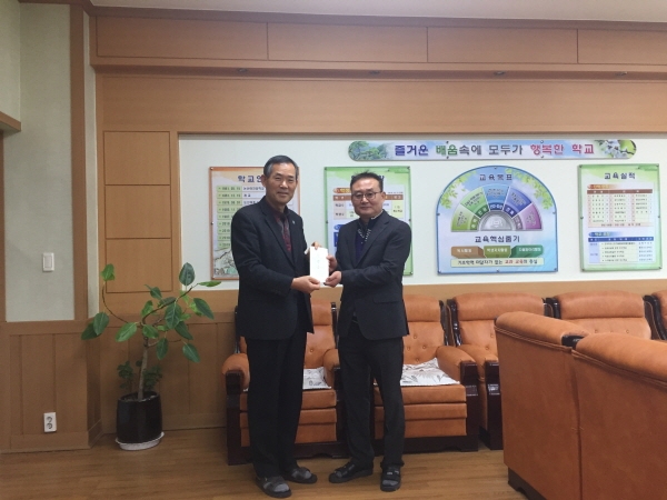 솔빛배드민턴클럽 장학금 기탁