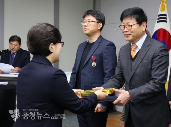 감현미 국토교통부 장관상을 전수 하는 김진숙 행복청장