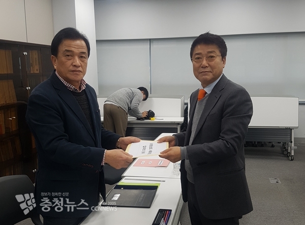 김영범 전 충남도 탁구협회장(오른쪽)이 3일 충남도체육회장 후보등록을 하고 있다.