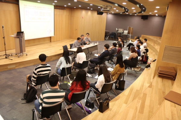 한집안 프로젝트 시즌1에서 참여학생들과 기업 관계자들이 기업 인생 순환과정 멘토링을 진행하고 있다.