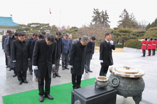 한국서부발전 김병숙 사장(좌측 2번째) 및 임직원이 국립서울현충원을 찾아     참배하고 있다