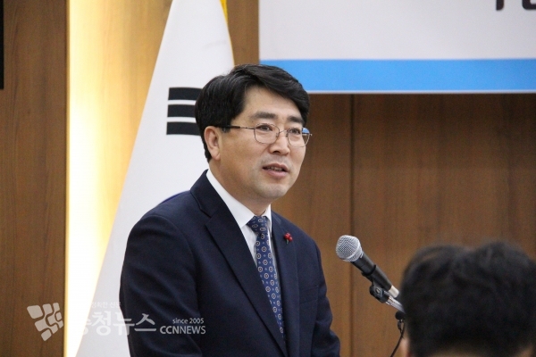 맹정호 서산시장이 7일 시청 중회의실에서 열린 신년 언론인과의 간담회를 통해 2019년 성과와 2020년 시정추진방향에 대해 밝히고 있다.