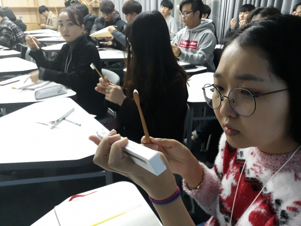 한남대 학생들이 헤이그라운드 입주기업인 (주)프로젝트 노아에서 만든 친환경 대나무칫솔을 살펴보고 있다