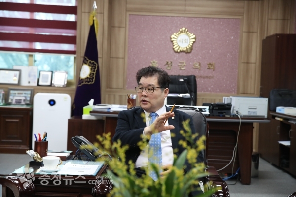 인터뷰하는 김헌수 홍성군의회 의장 / 충청뉴스 최형순 기자