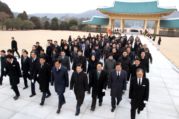 더불어민주당 대전시당 현충원 합동 참배 행사 모습