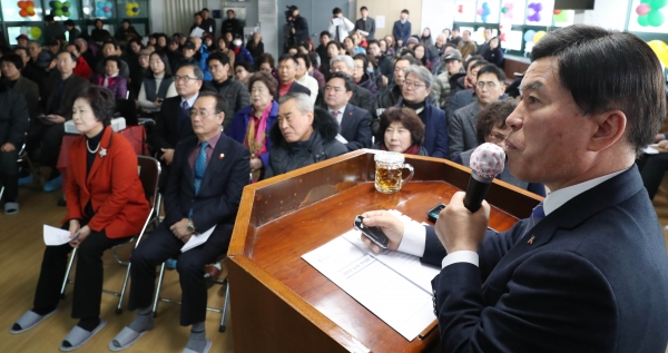 황인호 동구청장이 프리젠테이션을 하고 있다