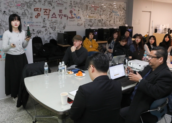 팀별 결과 발표회 장면