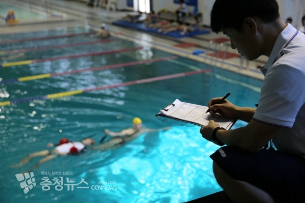 해양경찰 평가관이 수상구조사 시험 응시자들의 평가항목을 확인하고 있다(사진=태안해양경찰서 제공)