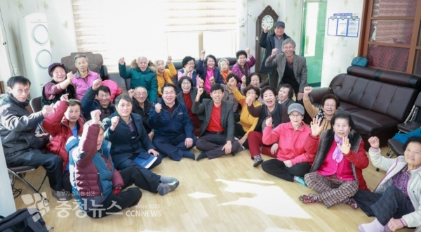 ‘100세 시대 파이팅’을 외치는 오세현 아산시장과 어르신들