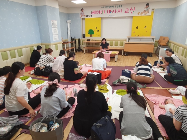 베이비 마사지교실 운영 장면
