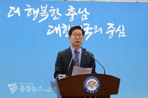 양승조 충남도지사가 13일 도청 프레스센터에서 문화체육부지사 내정자에 대해 소개하고 있다.