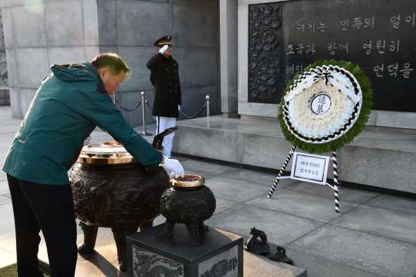 현충탑 헌화하는 신윤섭 (주)윤성ENG 회장