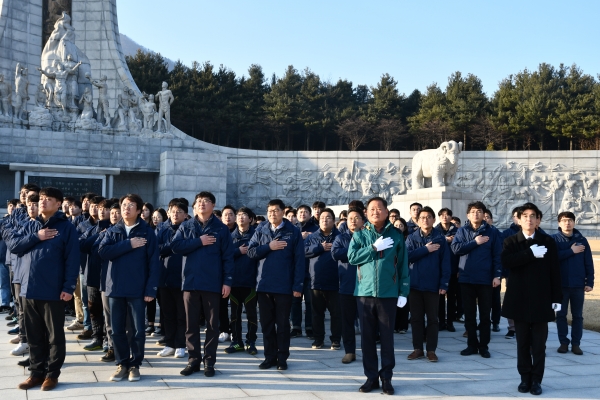 (주)윤성ENG 임직원의 참배 모습