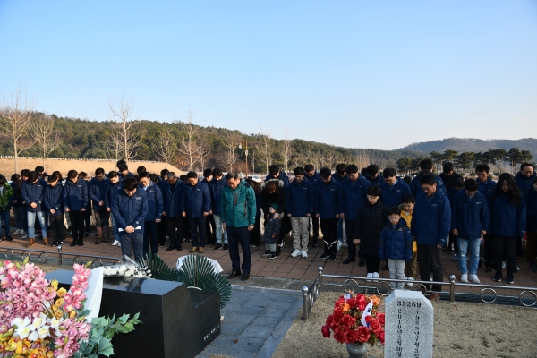 천안함 (주)윤성ENG 임직원의 참배 모습