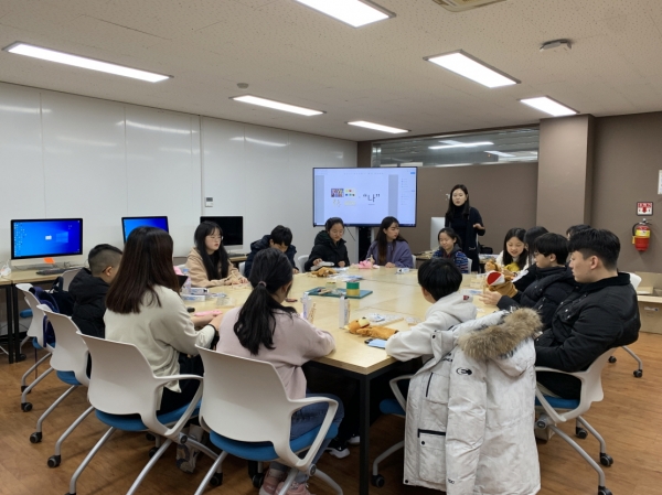 '제2회 디자인 영재 캠프: 대학생 멘토와 함께 하는 도전! 키즈 유튜버!'에서 참가한 초등학생들이 영상 스케치 교육을 받고 있다.