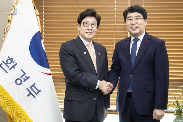 맹정호 서산시장이 조명래 환경부장관을 만나 대산지역을 대기보전특별대책지역으로 지정해 줄 것을 건의하고 있다