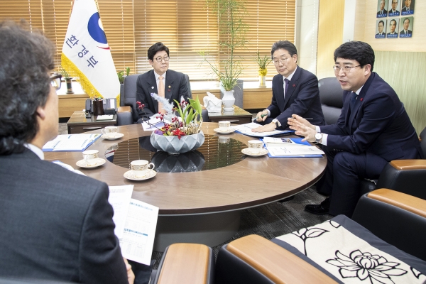 맹정호 서산시장이 조명래 환경부장관을 만나 대산지역을 대기보전특별대책지역으로 지정해 줄 것을 건의하고 있다