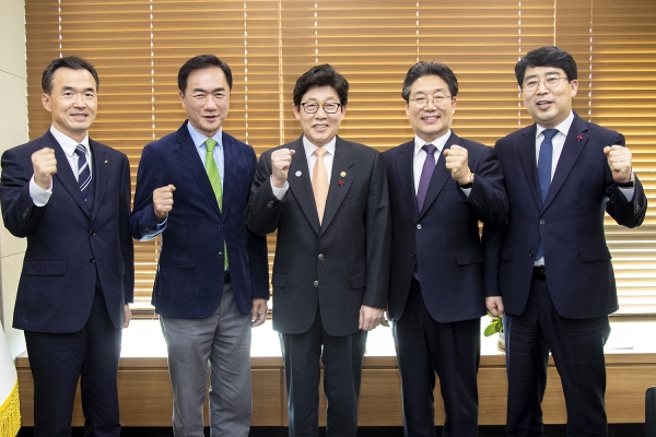 맹정호 서산시장이 조명래 환경부장관을 만나 대산지역을 대기보전특별대책지역으로 지정해 줄 것을 건의하고 있다