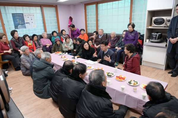 공주시 월송동 현대4차 아파트 경로당을 찾은 김 시장