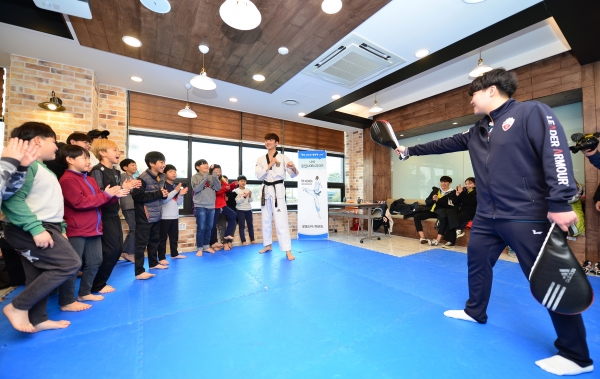 꿈잡(JOB)고(GO) 프로그램에서 어린이들이 ‘태권도’ 체험을 하고 있다.
