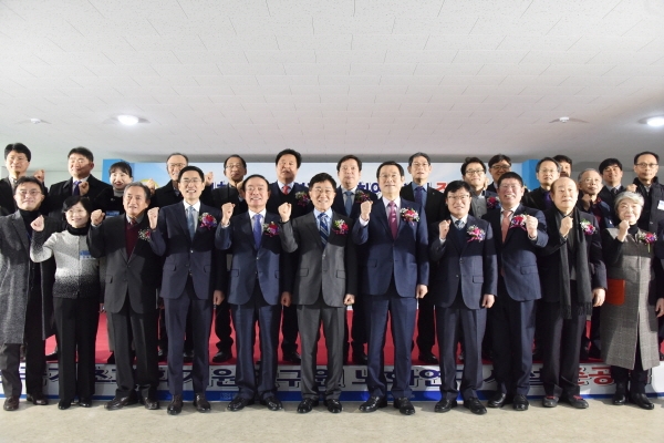 KBSI 노화연구시설 준공식 단체사진  용홍택 과기정통부 연구개발정책실장(앞줄 왼쪽 네 번째부터), 장병완 국회의원, 신형식 KBSI 원장, 이용섭 광주광역시장, 정병석 전남대학교 총장, 김경진 국회의원