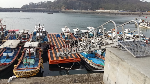 외연도항 부잔교 설치 장면