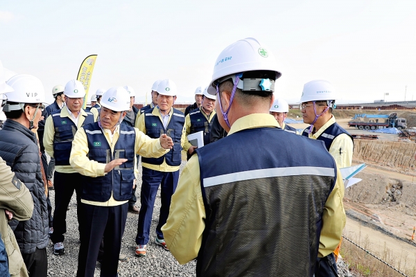 지난해 11월에 김인식 사장이 직접 3개 반 23명의 점검반을 꾸려 충남 당진 삽교방조제 배수갑문 확장사업 현장 안전점검을 실시하며, 직원들과 공공기관 최저수준의 재해율 달성을 다짐했다.